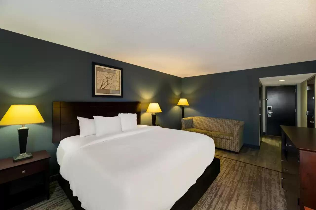 Clarion Near Convention Center 3*