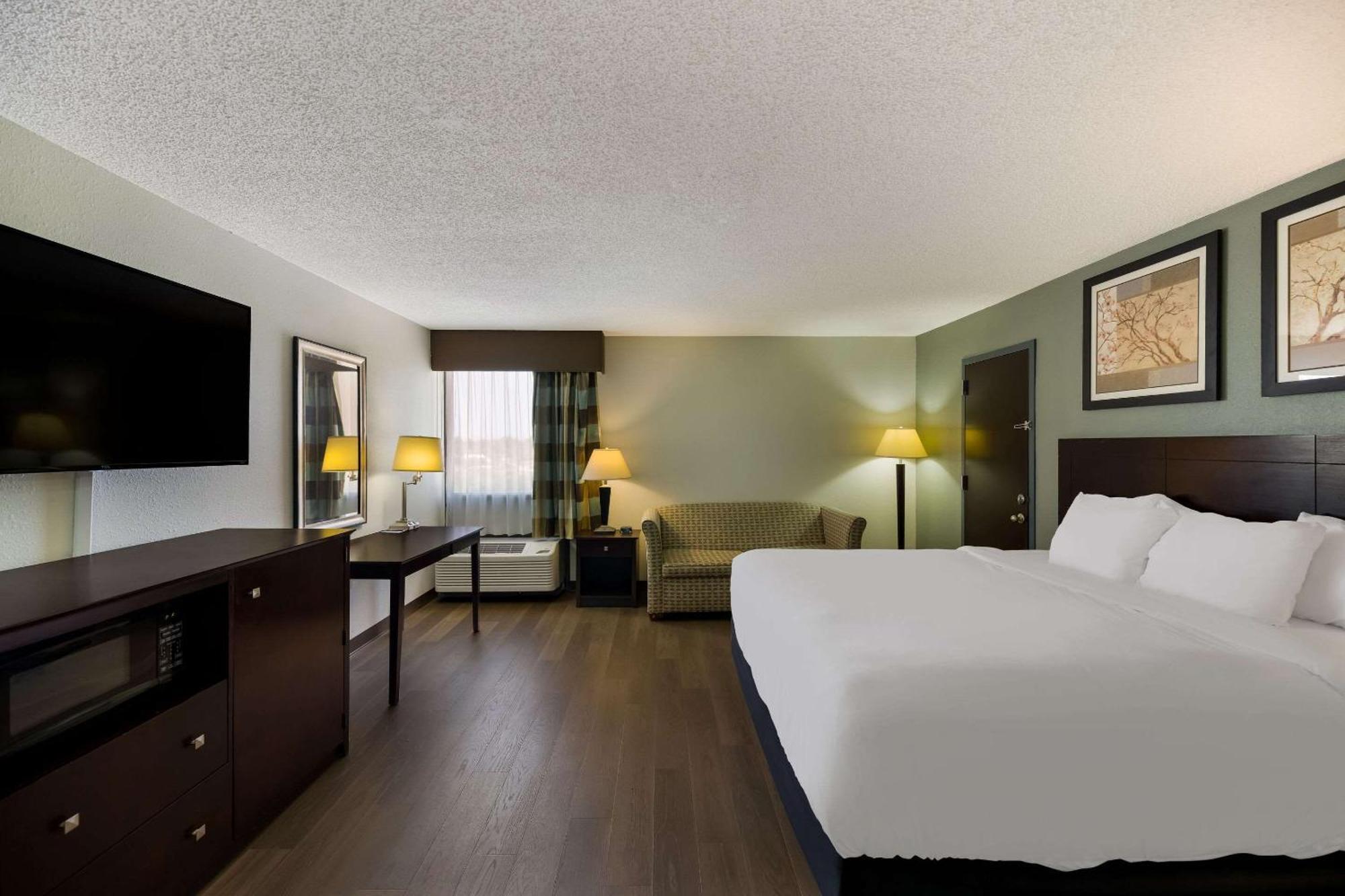 Clarion Near Convention Center Hotel 3*
