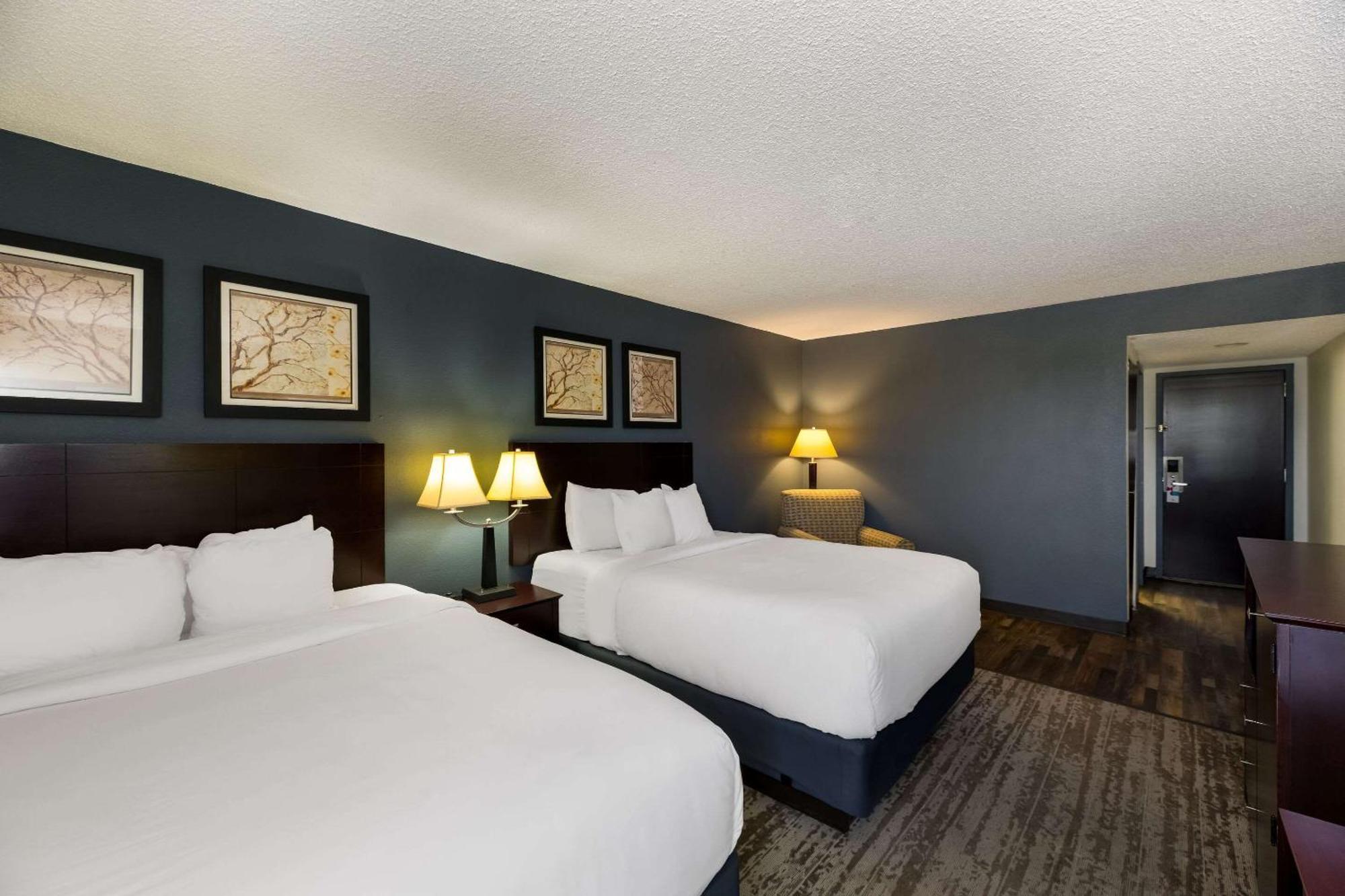 Clarion Near Convention Center Hotel 3*